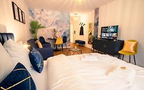 Premium Studio - 1 Min To Hbf